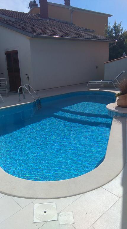 Holiday Pool House พูลา ภายนอก รูปภาพ